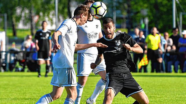 Los geht&lsquo;s: Die Mannschaften der Landesliga freuen sich auf die neue Saison. Der SV 08 Laufenburg mit seinem Torjäger Sandro Knab ...