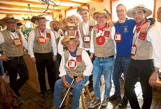 Jede Menge Geehrte, neue Narrenräte und Verabschiedungen (von links): Uwe Kammerer, Ozumei Jonny Kienzler, Getti Mike Spinner, Gottli ...