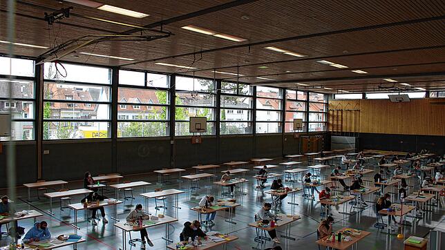 Die Abiturienten des Hochrhein-Gymnasiums legen ihre Prüfungen in der dazugehörenden Sporthalle ab. Mit großzügigen Abständen und Masken ...