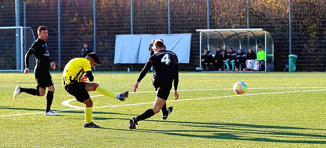 Mit diesem Schuss gelang Ali Yaghoobi (links) das 1:0.