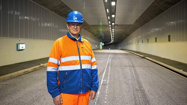 Projektleiter Guido Sutter im neuen Tunnel &ndash; ein imposanter Abschnitt der neuen Umfahrung in Bad Zurzach.