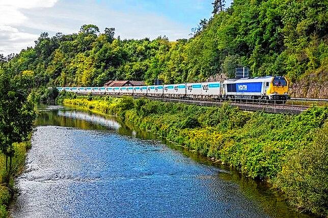 Der Güterzug DGS 56448 auf seiner Fahrt von Murg nach Premnitz oberhalb der Wutach in Wutöschingen.