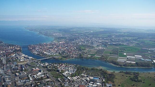 Das Unterlohn als Sammelsurium: In der Mitte unten ist die riesige Kaufland-Filiale zu sehen, im Hintergrund der Rhein und in der Mitte ...