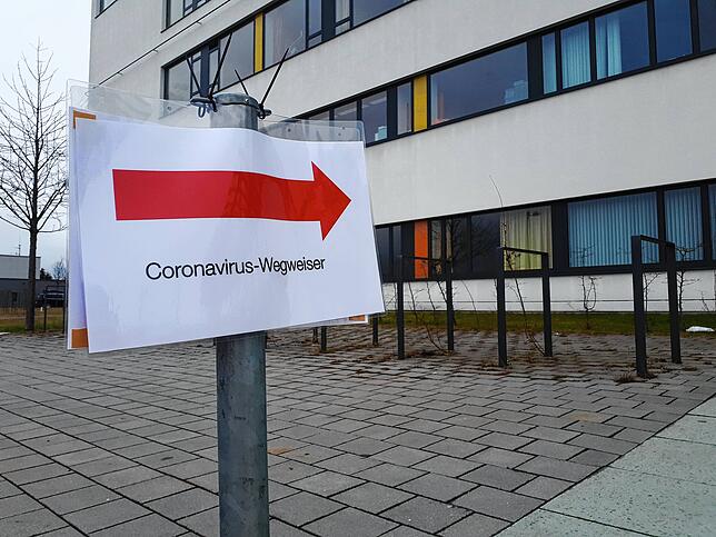 Am Hintereingang des Schwarzwald-Baar-Klinikums steht dieses Schild. Es leitet Personen, die den Verdacht haben, das Coronavirus in sich ...