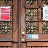 Weiß auf rot: Am Eingang zum Amtsgerichtsgebäude in der Niederen Straße in Villingen sind die Verhaltensregeln für den Aufenthalt im ...