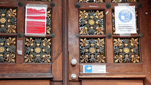 Weiß auf rot: Am Eingang zum Amtsgerichtsgebäude in der Niederen Straße in Villingen sind die Verhaltensregeln für den Aufenthalt im ...