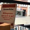 Seit mittlerweile einem Jahr ein gewohnter Anblick: Essen gibt es nur zum Mitnehmen &ndash; so wie hier in der Metzgerei Haller in ...