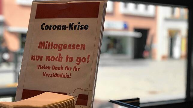 Seit mittlerweile einem Jahr ein gewohnter Anblick: Essen gibt es nur zum Mitnehmen &ndash; so wie hier in der Metzgerei Haller in ...
