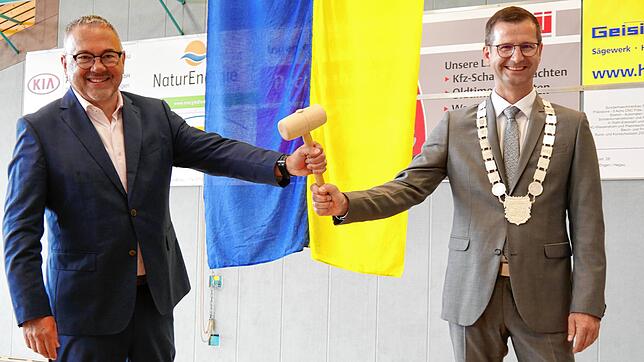 Damit Patrick Stärk der Hammer wird: Von Vorgänger Hans-Peter Lehman gab es für den neuen Bürgermeister von Mühlhausen-Ehingen einen ...