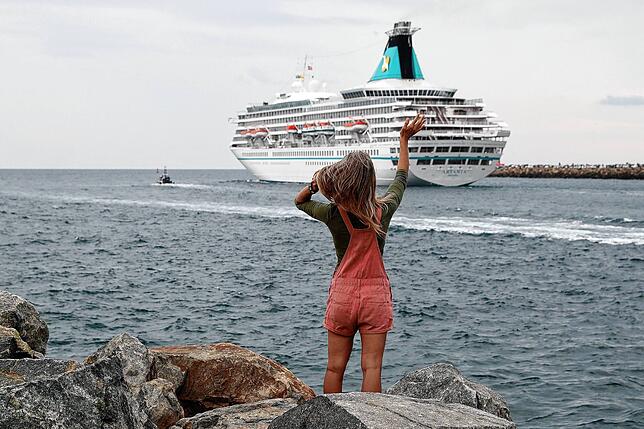 18. April 2020, Australien, Fremantle: Das Kreuzfahrtschiff MV Artania verlässt den Hafen von Fremantle, wo es seit Ende März im Hafen lag.