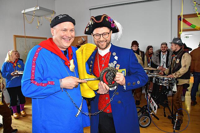 Bürgermeister Alois Fritschi (links) und Krebsbachputzer-Zunftmeister Andreas Bihler tauschen Rathausschlüssel gegen Gummistiefel.