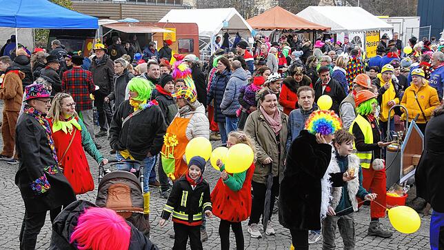 Das närrische Volk schien nach zwei Jahren Pause darauf gewartet zu haben: Schon vor der Eröffnung des Närrischen Jahrmarkts ...