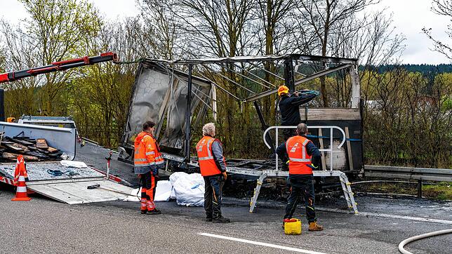 Das ist der Lastwagenanhänger, der kurz nach der Anschlussstelle Bad Dürrheim auf der A81 in Brand geraten und ausgebrannt ist.