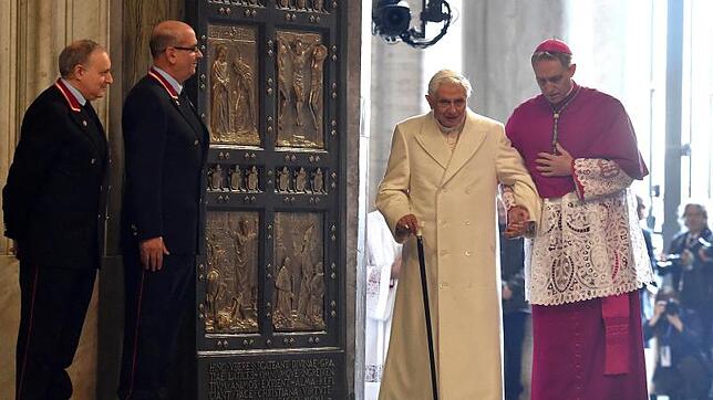 Die öffentlichen Auftritte sind selten geworden: Benedikt XVI. betritt mit Unterstützung seines Sekretärs Georg Gänswein den Petersdom. ...