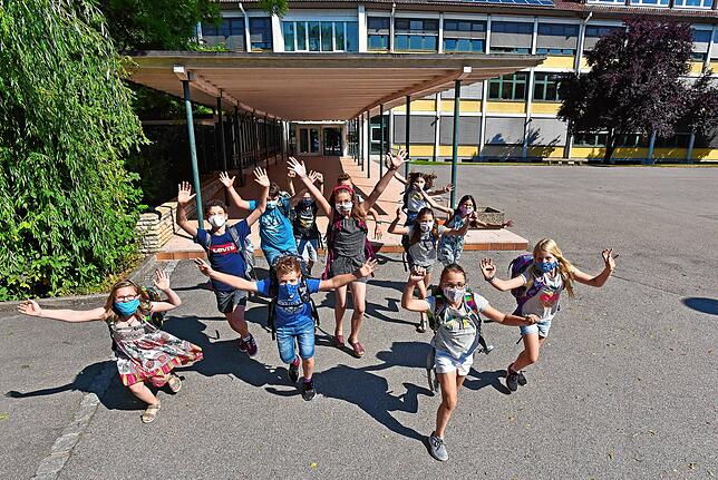Schon sind die Ferien wieder rum: Vor sechs Wochen stürmte die 5b stürmt aus dem Schulgebäude der Realschule.