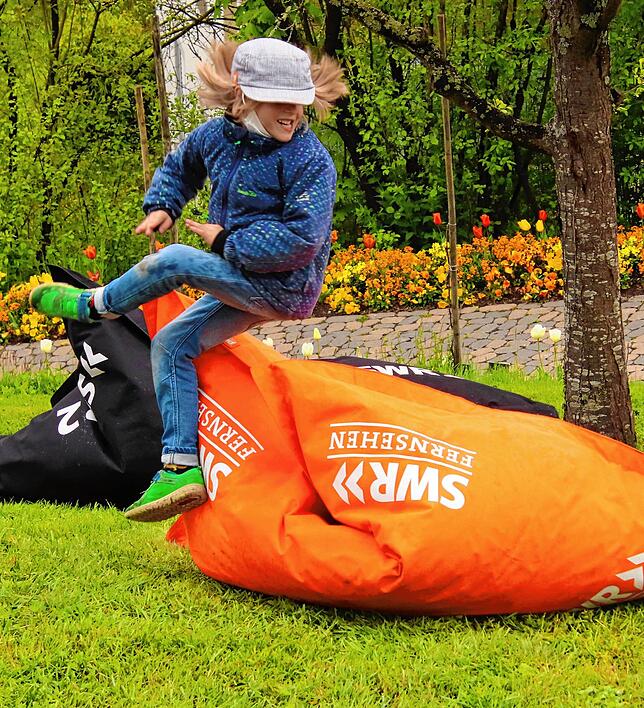 Bild 6: Spielplatzcheck: Lioba und Jakob klettern, springen, hüpfen, hangeln und schaukeln sich für uns durch die Landesgartenschau