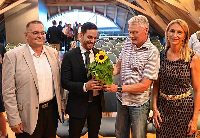 Christoph Stolz erhält ein Geschenk von den Grünen. Von links: Christoph Leiz, Christoph Stolz, Peter Alexander und Tonja Sailer.