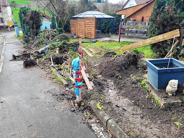 Im Garten sind die Spuren des Unfalls noch deutlich sichtbar, der Lastwagen rutschte bisher. Direkt hinter dem Garten befinden sich ein ...