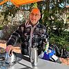 Der Diakon beim Kaffeekochen: Rupert Kubon ist der Initiator des Mobilen Cafés Santa Carla am Friedhof.
