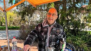 Der Diakon beim Kaffeekochen: Rupert Kubon ist der Initiator des Mobilen Cafés Santa Carla am Friedhof.