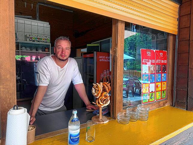 Andreas Preiser hofft, dass er trotz Badeverbot seinen Kiosk am Schlüchtsee die Saison über halten kann.