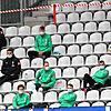 Gähnende Leere auf den Rängen. Die Ersatzspieler von Bremen sitzen verteilt im Schwarzwald-Stadion und tragen Mundschutz und verfolgen ...