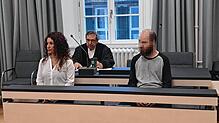 Der Angeklagte neben seiner Dolmetscherin, hinter ihm Verteidiger Uwe Rung. Während der Sachverständige sein Gutachten verliest, schaut ...