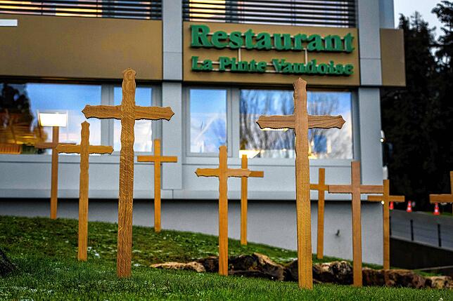 Der 13. Januar 2021 in Pully in der Nähe von Lausanne: Gastronomen stellten als symbolischen Protest Kreuze vor einem Restaurant auf, um ...