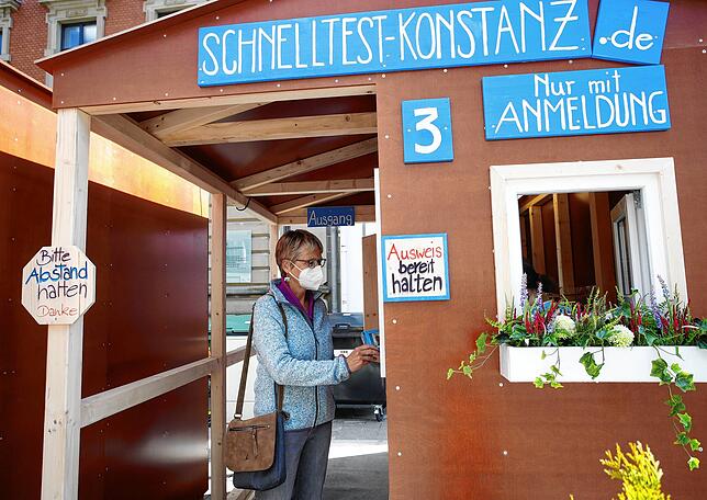 Gisela Kusche macht noch rasch den Schnelltest „Das ist kein Act. Das geht ganz einfach und zügig“, stellt sie fest.