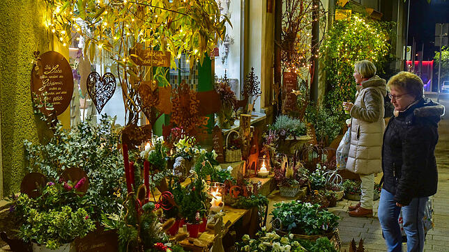 In der von Kerzen und Lampen illuminierten Innenstadt von St. Georgen sollen die Kunden am Freitag, 26. November, bis 22 Uhr Gelegenheit ...