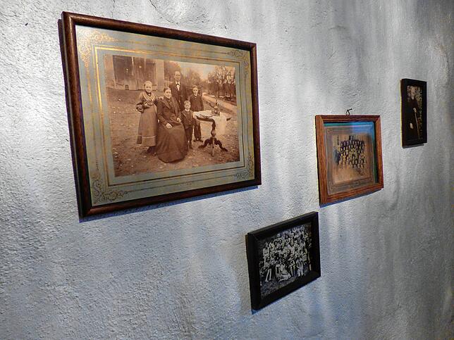 Alte Familienbilder hängen noch an der Wand.