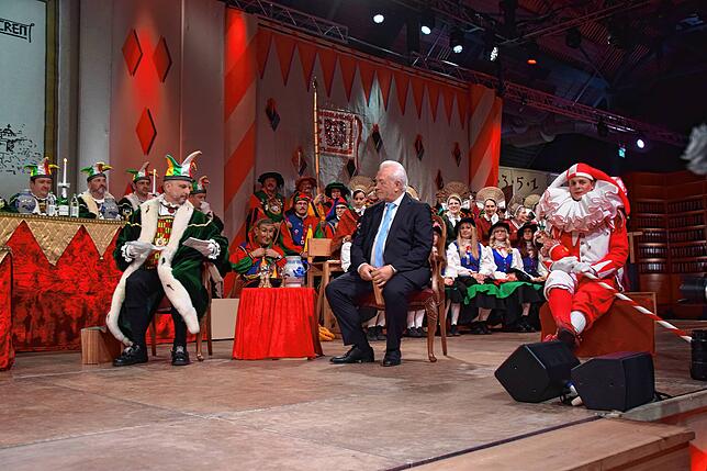 Wolfgang Kubicki mit Fürsprech Michael Nadig (links) und dem Narrenbüttel.