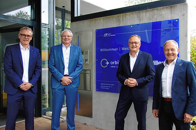 Andreas Lier und Markus Tamm, Geschäftsführer bei Orbitalum, nehmen Andreas Stoch, SPD-Landesfraktionsvorsitzender, und Hans-Peter ...