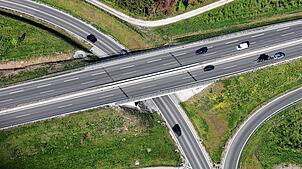 (Archivbild) Diese Luftaufnahme zeigt die B33 zwischen Allensbach und Markelfingen im April 2025.