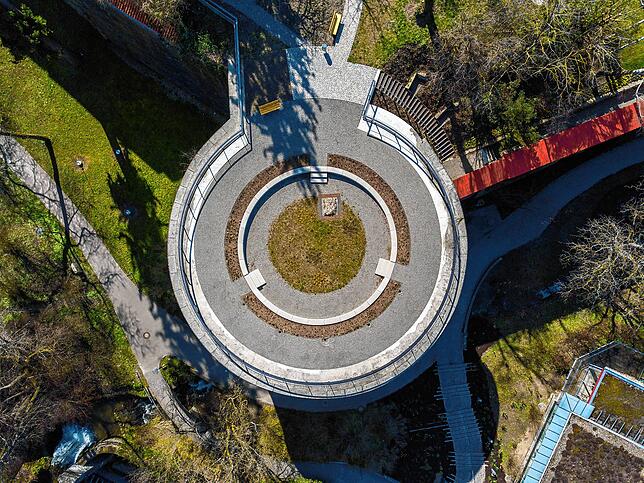 Der Rosenobelturm selbst von oben – hier soll noch ein „Iris-Farbkreis“ entstehen.