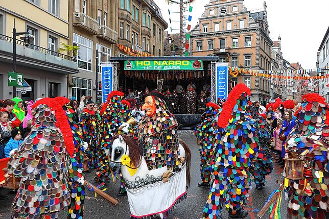Bild 2: Schmotziger Dunschtig 2024: Auf und vor der Marktstätten-Bühne gibt es kein Halten mehr