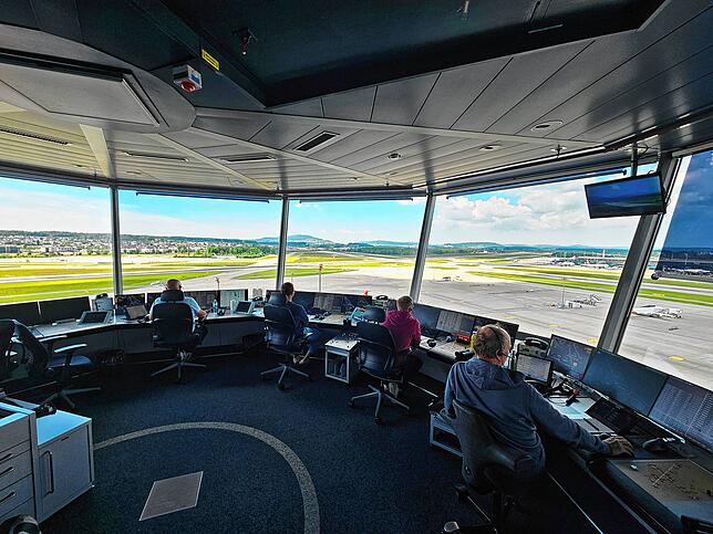Ein Blick in den Kontrollturm auf dem Flughafen Zürich-Kloten.