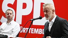 Rainer Röver am Rednerpult bei der Nominierungsversammlung der Kreis-SPD im Juni, wo er zum Landtagskandidaten gewählt wurde. Im ...