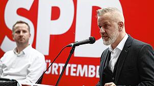 Rainer Röver am Rednerpult bei der Nominierungsversammlung der Kreis-SPD im Juni, wo er zum Landtagskandidaten gewählt wurde. Im ...