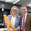 Für den hungrigen CDU-Fraktionssprecher: Konrad Hall wird von Bertolt Wagner mit einem riesen Weckenmann versorgt.