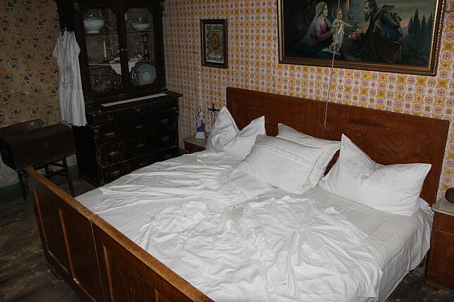 In diesem Bett haben die Bewohner übernachtet. Die Kissen, Decken und Bezüge stammen so wie alles andere, aus dem Hotzenhaus.