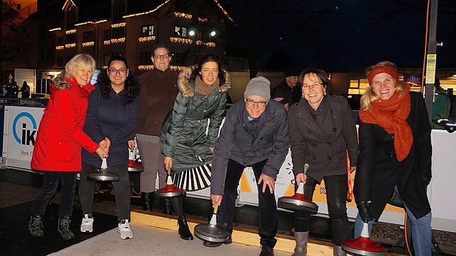 Bis zum 12. Januar können auf dem Viehmarktplatz noch Schlittschuh gelaufen und, wie diese Gruppe zeigt, Eisstöcke geschoben werden.