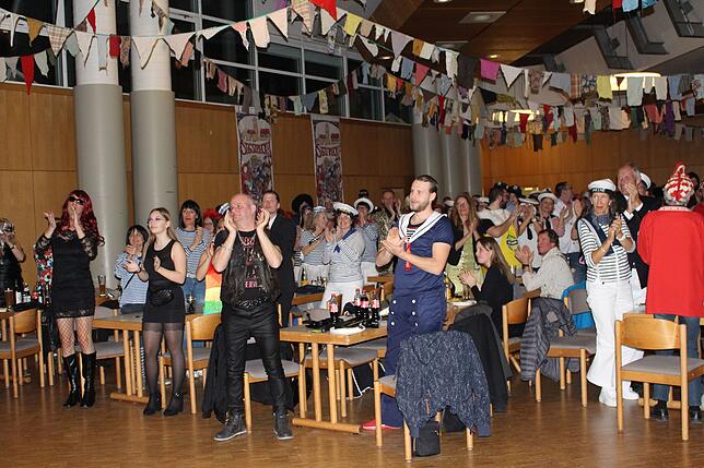 Bild 3: Auf dem Kugler-Kiez nachts um halb eins: Frech-frivole Auftritte machen den Zunftball der Stegstrecker in der Stadthalle Pfullendorf zu einem großen Vergnügen