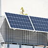 Selbst auf dem gemieteten Balkon können kleine Solarstromanlagen Platz finden.