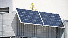Selbst auf dem gemieteten Balkon können kleine Solarstromanlagen Platz finden.
