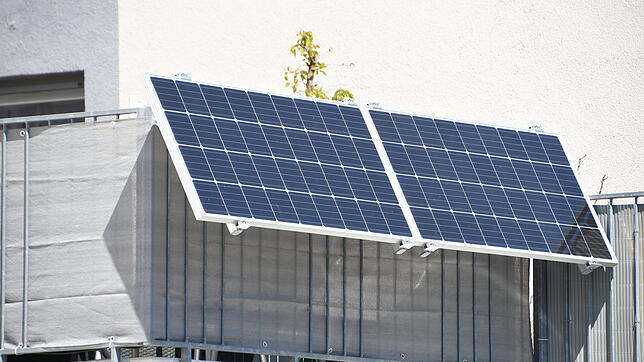 Selbst auf dem gemieteten Balkon können kleine Solarstromanlagen Platz finden.