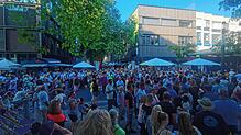 Die Straßen und Plätze der Singener Innenstadt sind voll. Tausende Menschen tummelten sich in der Stadt, um gemeinsam zu feiern.