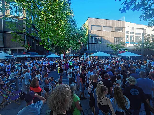 Die Straßen und Plätze der Singener Innenstadt sind voll. Tausende Menschen tummelten sich in der Stadt, um gemeinsam zu feiern.