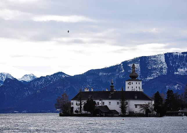 Das Seeschloss Ort ist das Wahrzeichen von Gmunden. Es liegt auf einer Insel im Traunsee.