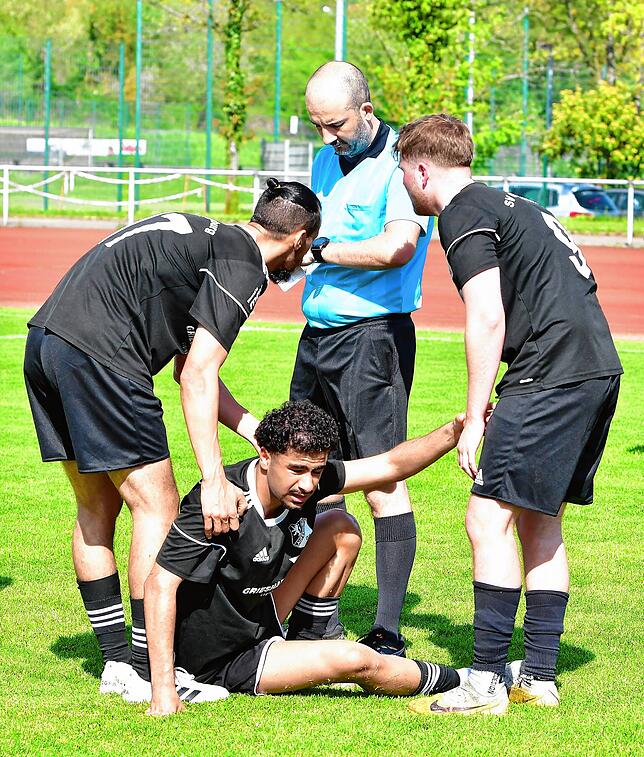 Umgemäht: Amin Bouhouch und David Haffner helfen Abdullah Mohammed nach dem rüden Foul von Yannik Behringer auf die Beine. Der Schönauer ...